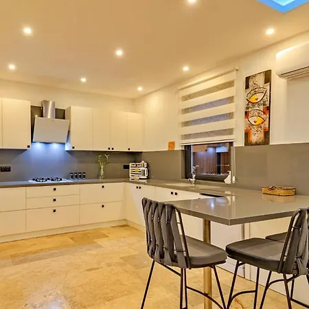 Villa Akbel 3 Bedroom *